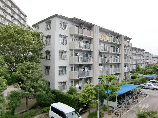 今津浜パークタウン18号棟の外観（南東側から）