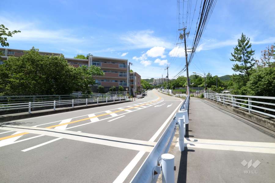 敷地の北東側の前面道路