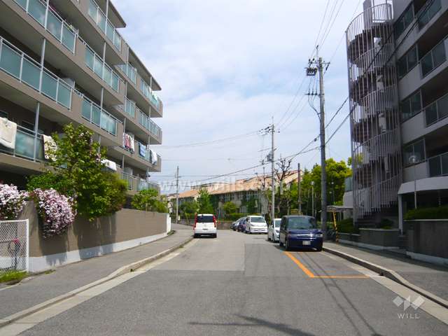 周辺は一戸建てやマンションが並ぶ閑静な住宅地です。