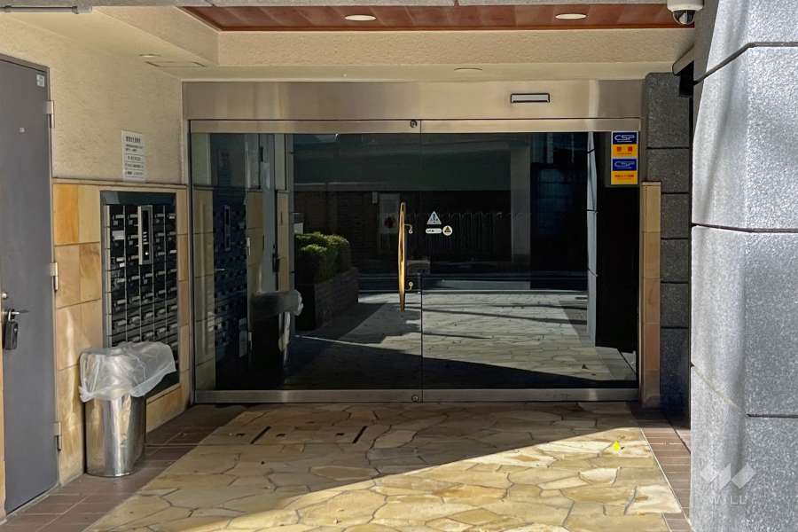 エントランスはオートロック付きです。