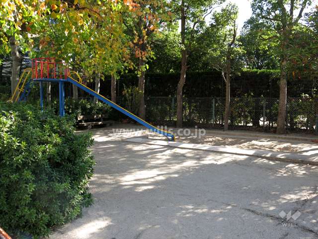 敷地東側に隣接して公園があります。