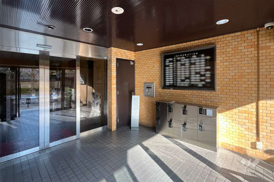 エントランスはオートロック付きです。