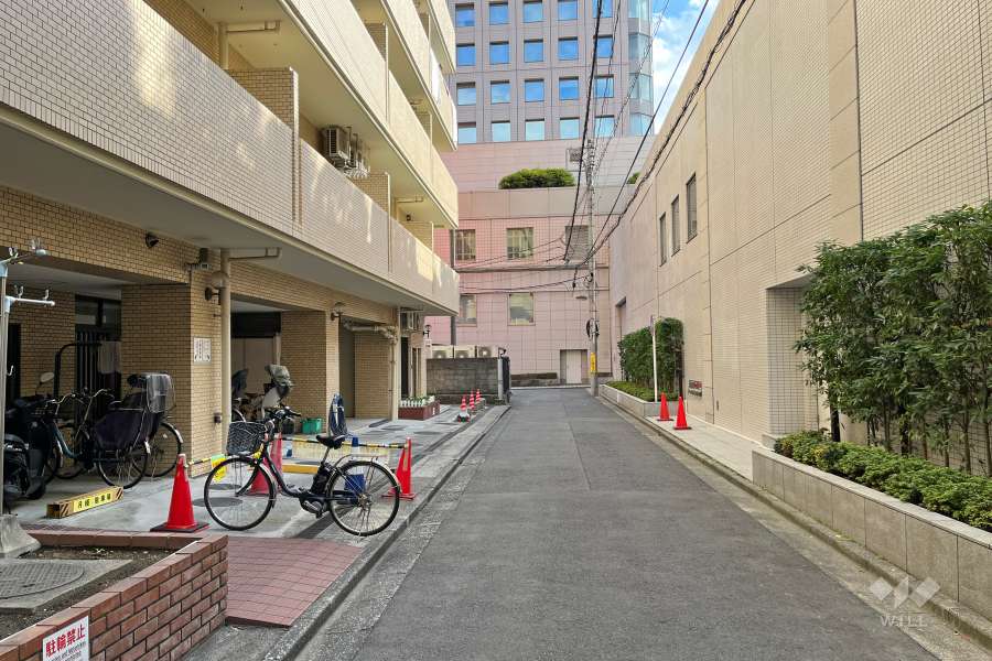 敷地西側の前面道路