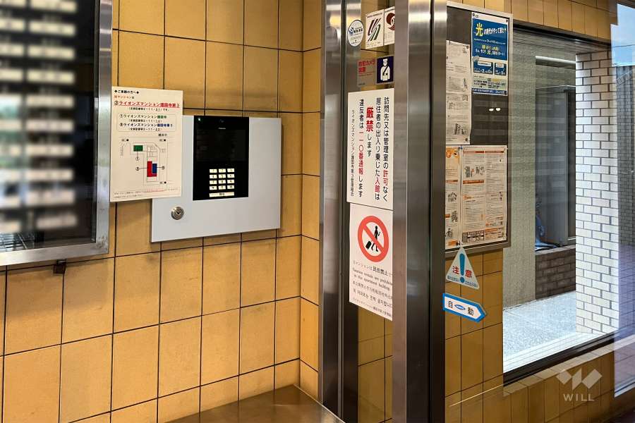 エントランスはオートロック付きです。