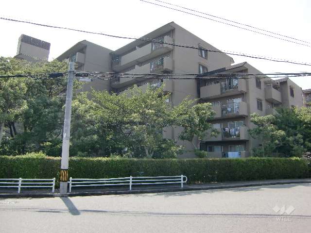 西宮セントポリア2号棟の外観（東側より）