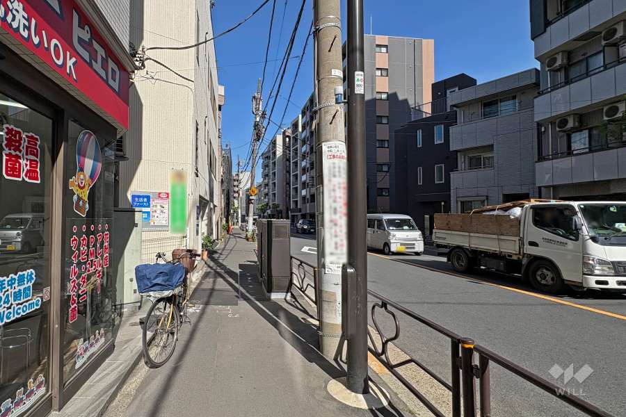 敷地南側の前面道路（西側から）