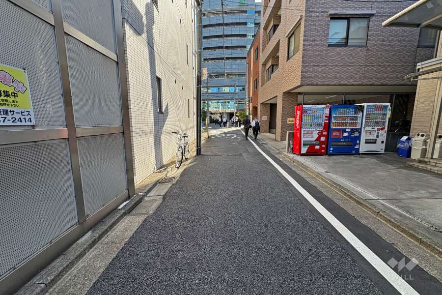 敷地北西側の前面道路（北東側から）
