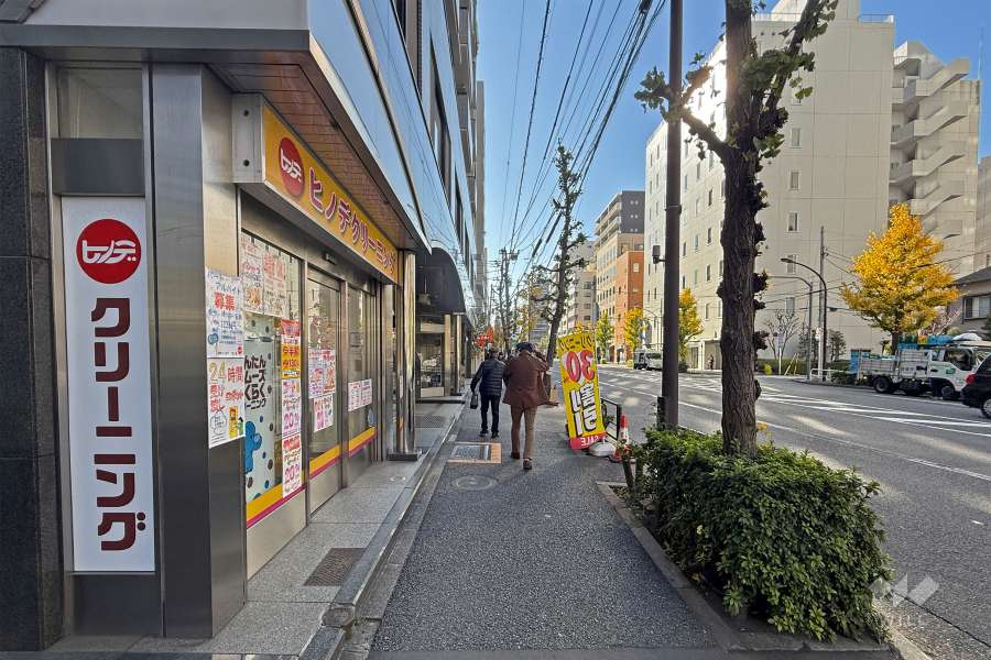 敷地の西側前面道路は江戸川橋通りです（北側から）。