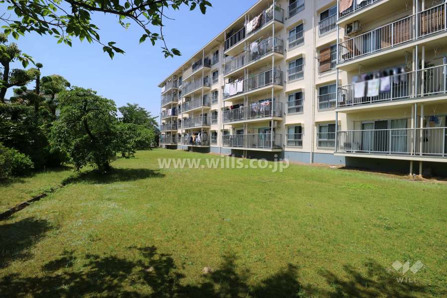 上田東町住宅3号棟の南側にある広場