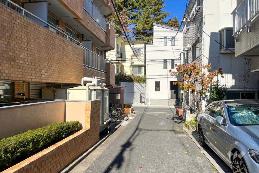 敷地東側の前面道路（南側から）
