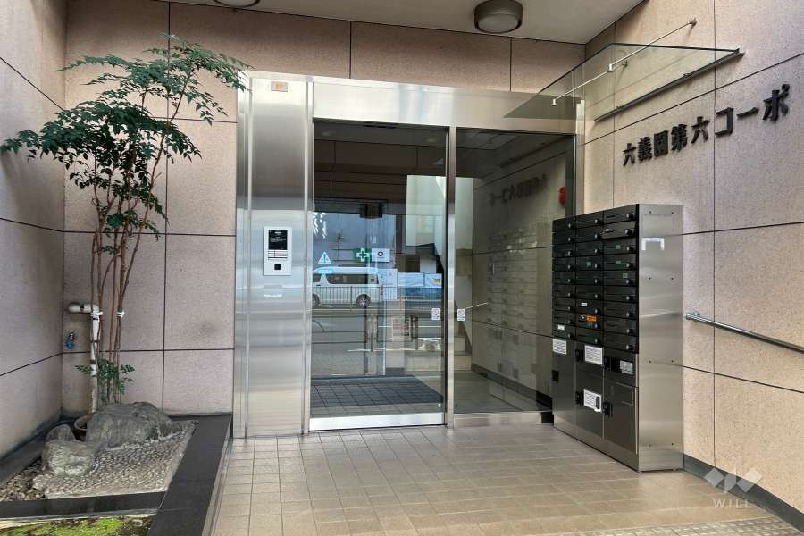 エントランスはオートロック付きです。