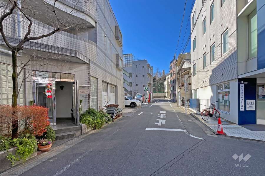 敷地の北側前面道路（東側から）