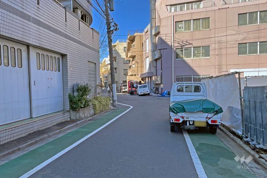 敷地の東側前面道路（南側から）