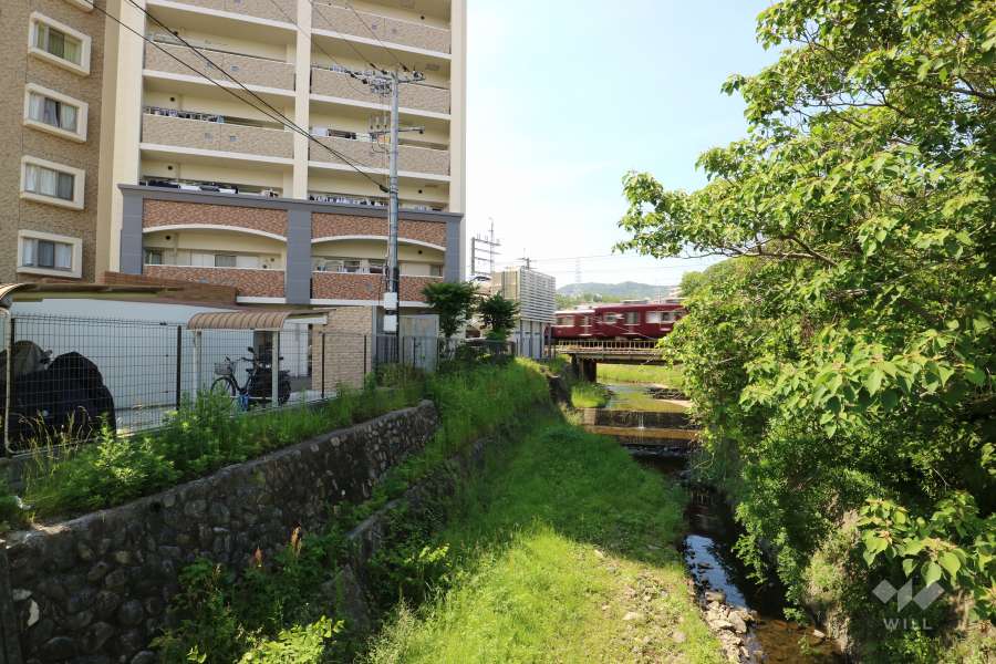 敷地東側を天神川が流れており、敷地北側を阪急宝塚線が走っています。