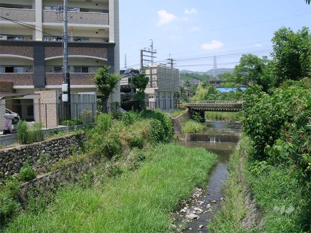 敷地の東側には天神川が流れ、北側には阪急宝塚線の線路敷があります。