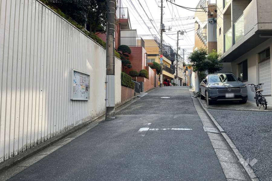 敷地北西側の前面道路