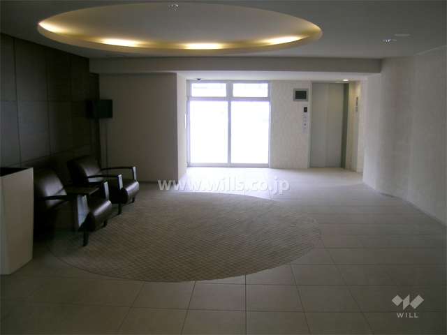 ソファが設置されたエントランスホール