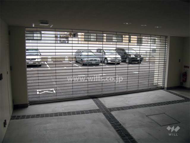 リングシャッター付きの敷地内駐車場