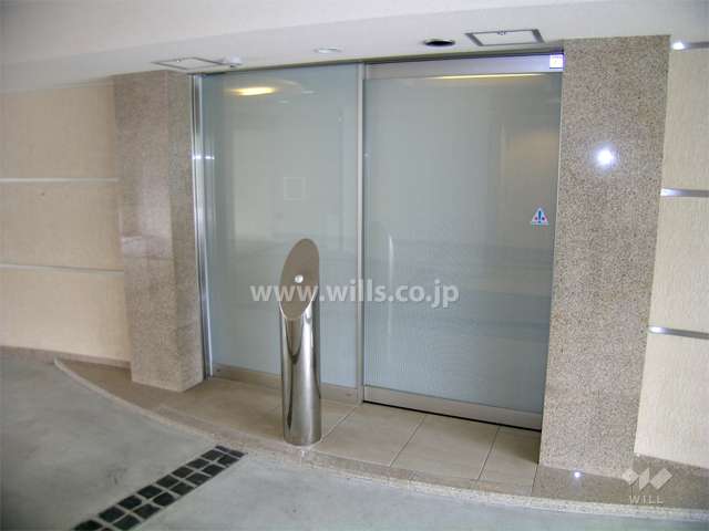 エントランスホールから車寄せに出入りできるサブエントランス