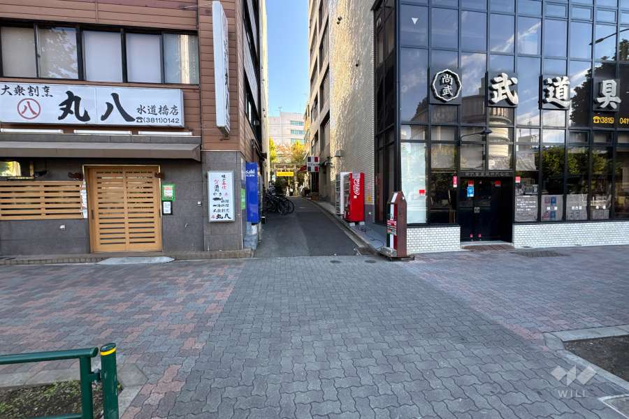 敷地の北側前面道路（西側から）