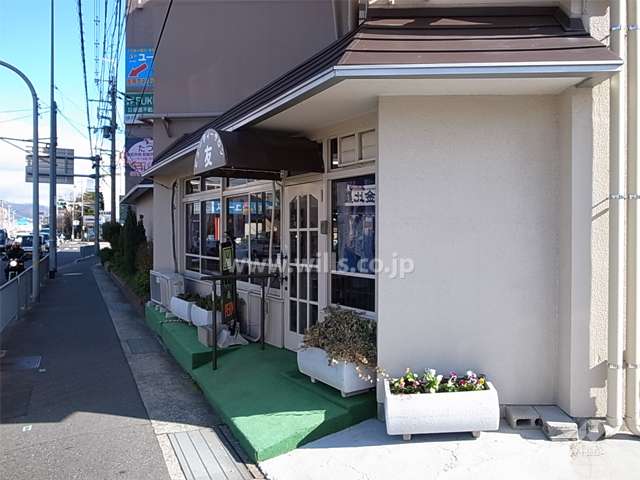 国道171号線沿い1階部分に一部店舗があります。