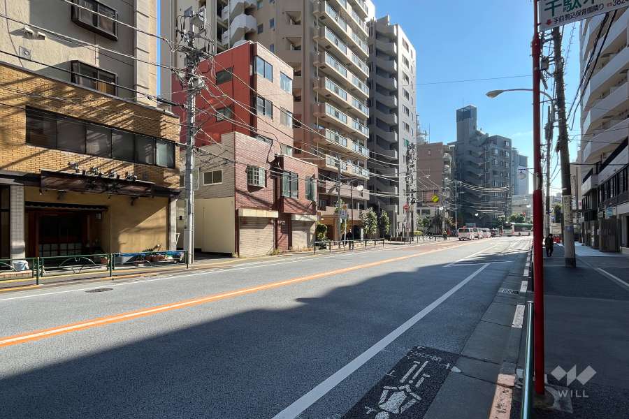 敷地西側の前面道路