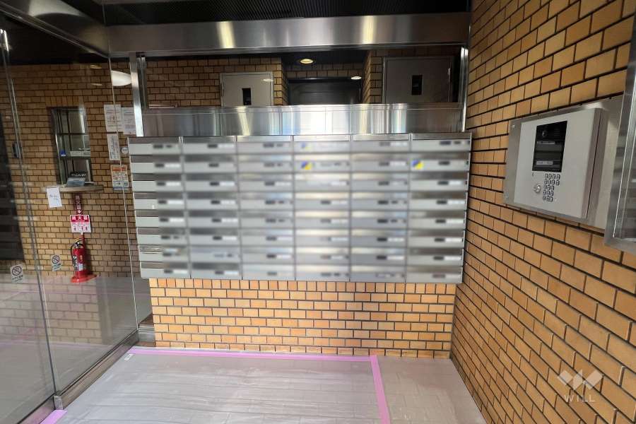 エントランスはオートロック付きです。