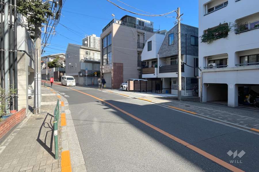 敷地西側の前面道路