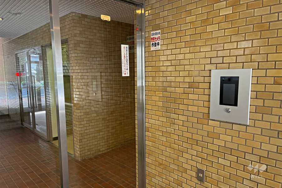 エントランスはオートロック付きです。