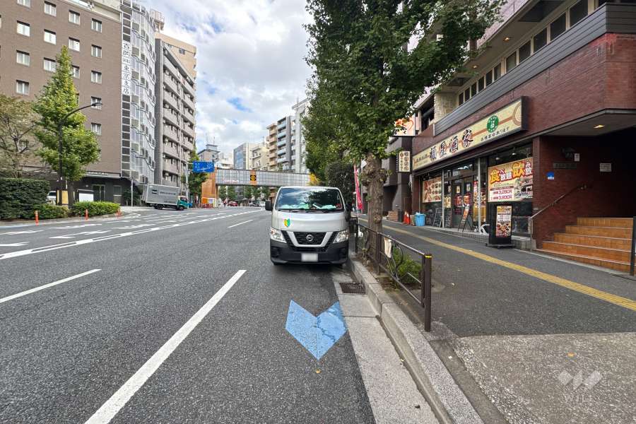 敷地の北東側前面道路（北西側から）