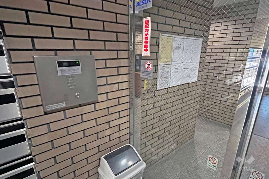 エントランスはオートロック付きです。