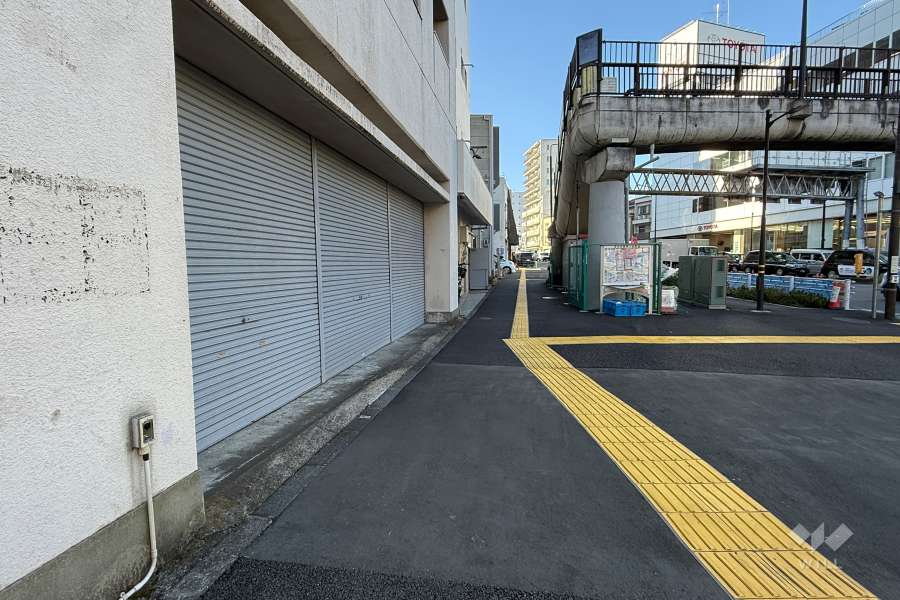 敷地の北側前面道路（東側から）
