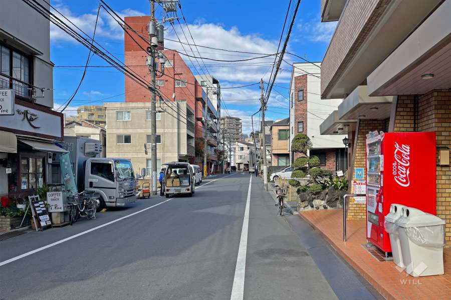 敷地の東側前面道路（南側から）