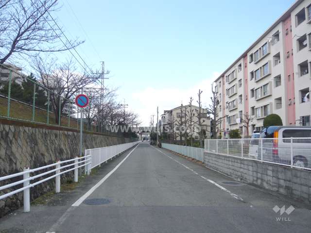 敷地の南側には道を挟んで阪急神戸線が走っています。