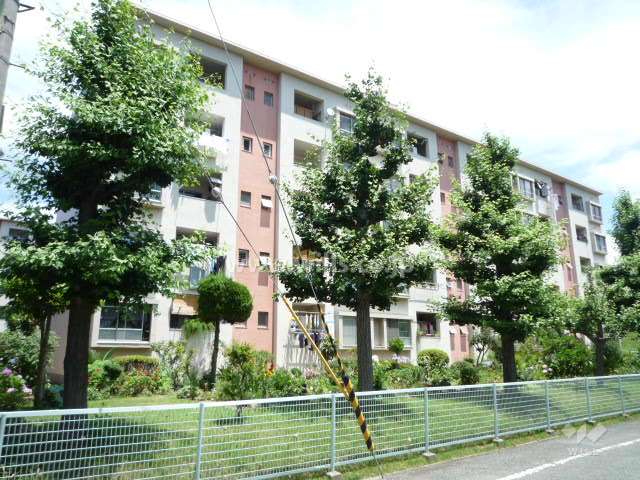 東園田団地6号棟の外観（南から）
