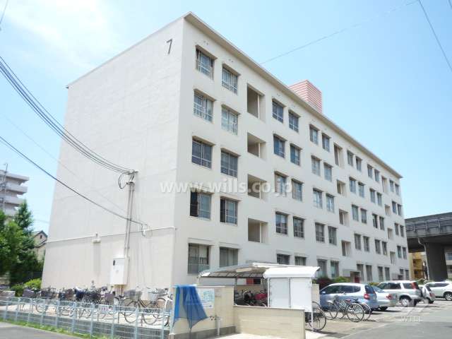 東園田団地7号棟の外観（北東から）