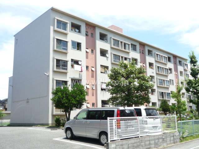 東園田団地7号棟の外観（南西から）