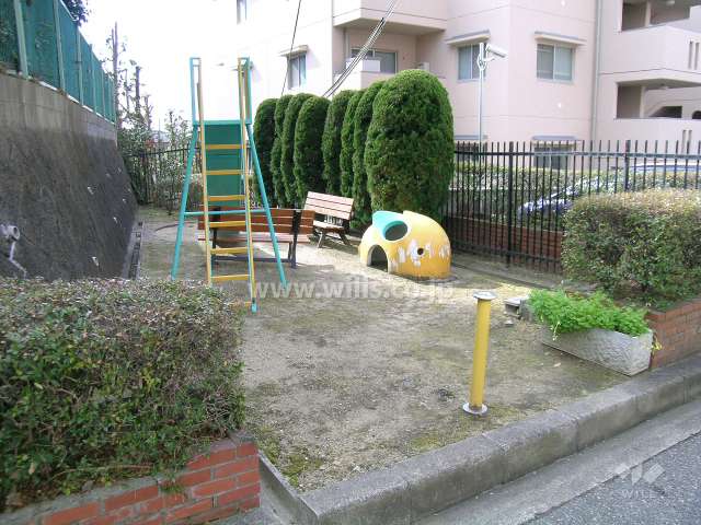 小さな公園があります
