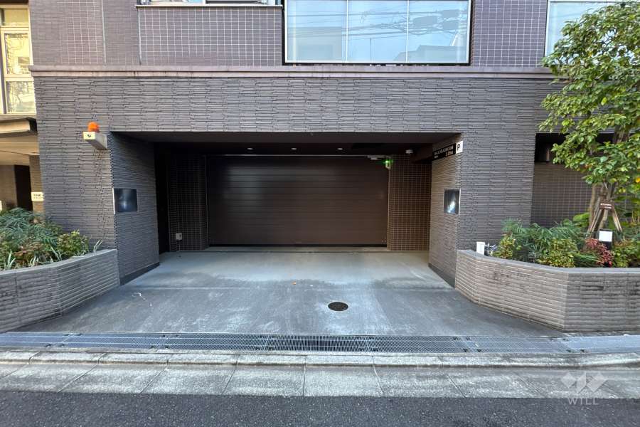 駐車場の出入り口（シャッター付き）