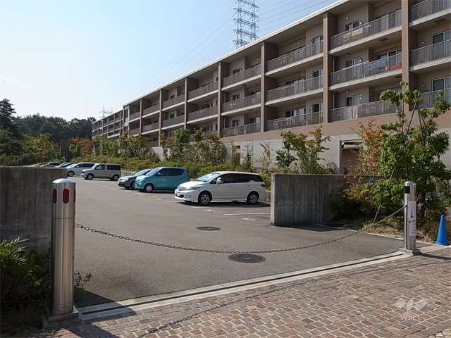 駐車場入り口（ロボットゲート付き）