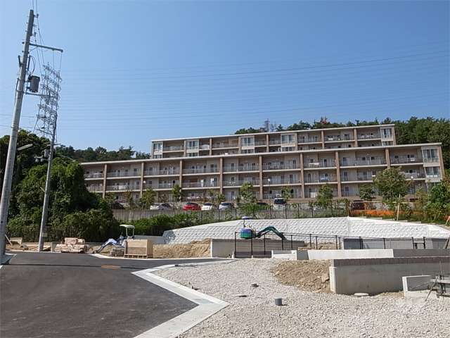 第一種低層住居専用地域に指定された高台に立地。周囲を山林に囲まれ、緑豊か。