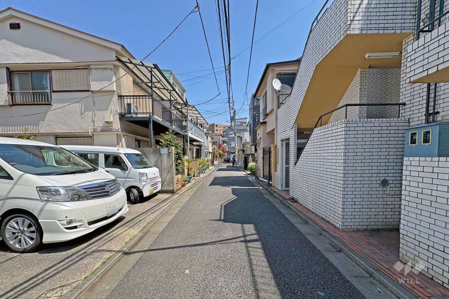 北側前面道路（西側から）