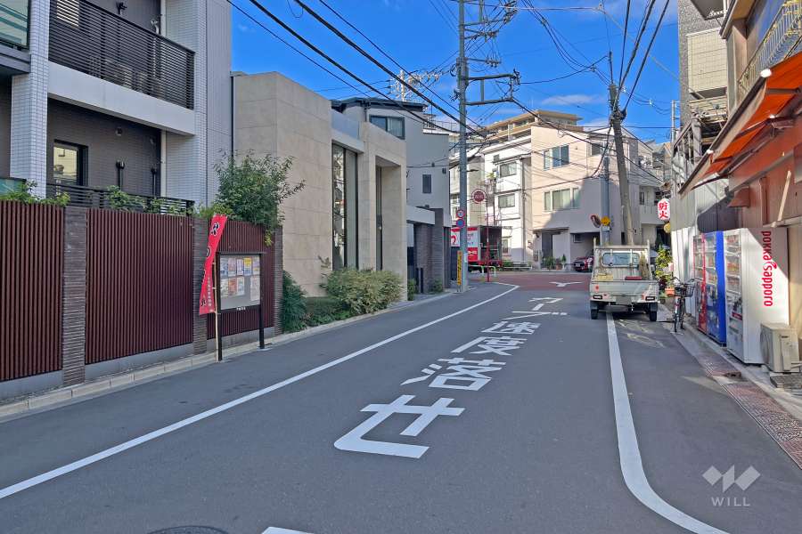 敷地の東側前面道路（南側から）