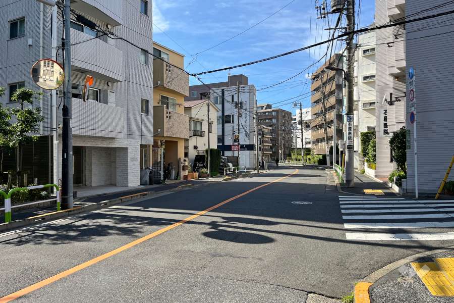 敷地北側の前面道路