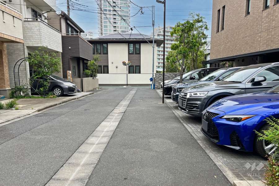 敷地の北側前面道路（西側から）