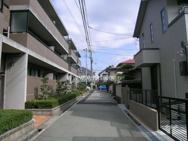 敷地の東側の道路。周辺は、一戸建てが中心に立ち並ぶ静かな住宅地です。