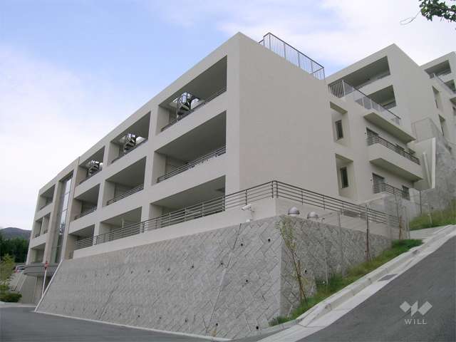 斜面地に建てられたひな壇型のマンションです。