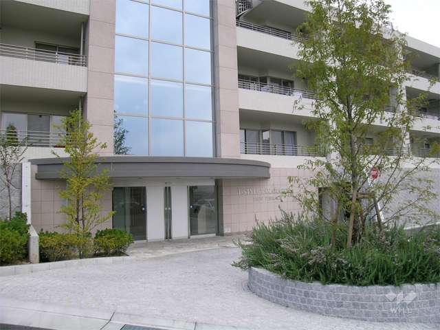 エントランス前は車寄せ