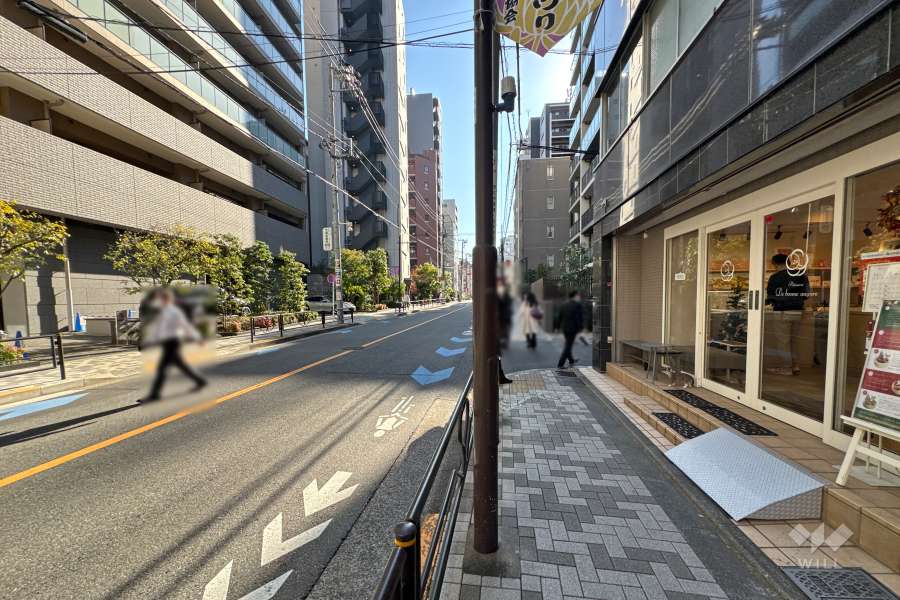 敷地西側の前面道路