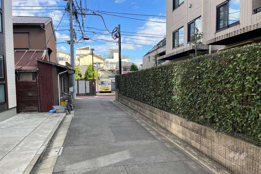 敷地北西側の前面道路
